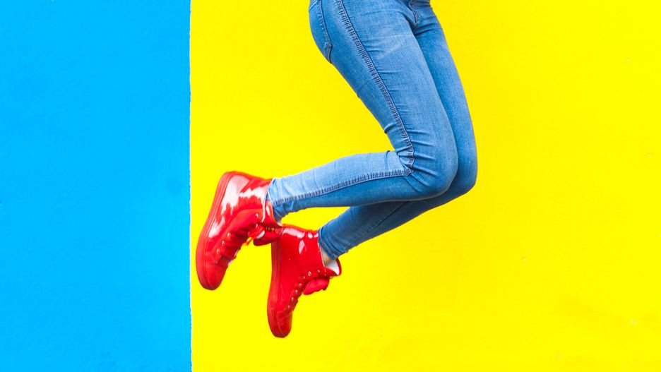 Sneakersy pasują do jeansów jak ulał
