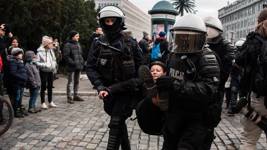 Warszawa. Kontrmanifestanci z "Obywateli RP" wynoszeni przez policje z trasy Marszu Niepodległości, 11 listopada br.