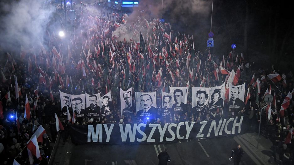 Warszawa. Uczestnicy marszu, zorganizowanego przez Stowarzyszenie Marsz Niepodległości, idą ulicami Warszawy, 11 listopada 2018 r.