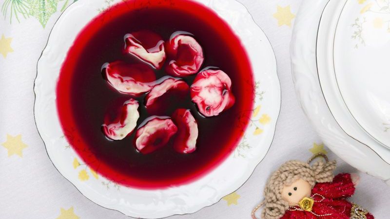 Barszcz z uszkami na Wigilię. Przepis na tradycyjne danie na Boże Narodzenie.