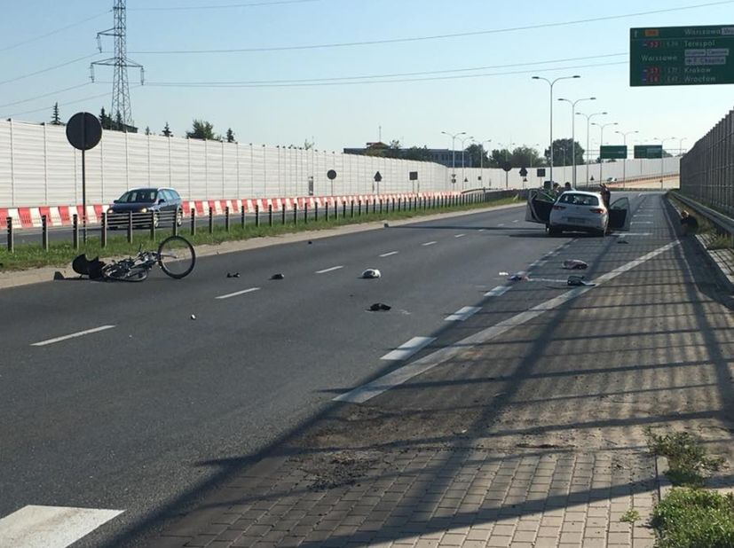 Reguły. Poważny wypadek pod Warszawą. Potrącona rowerzystka odwieziona do szpitala