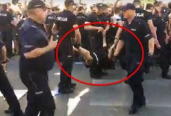Narodowcy przechodzą przez Warszawę. Policja wynosi osoby, które blokują marsz