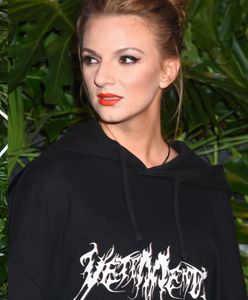 Sarsa na salonach w samej bluzie!