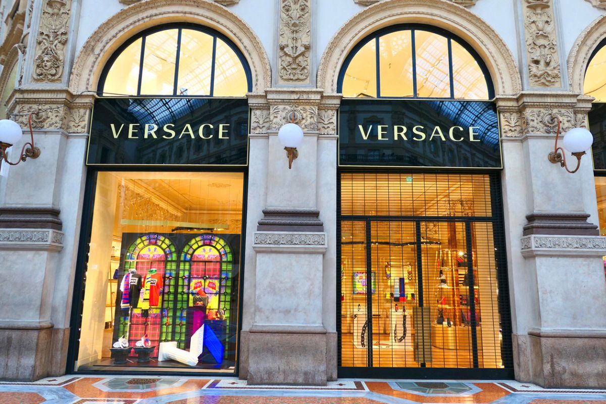 Elegancka odzież Versace uchodzi za luksusową