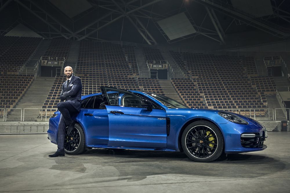 Po raz pierwszy Porsche zdecydowało się na Sport Turismo, czyli nadwozie przypominające kombi  
