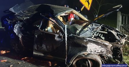 Dolnośląskie. Auto nadaje się na złom. Z porsche nic nie zostało
