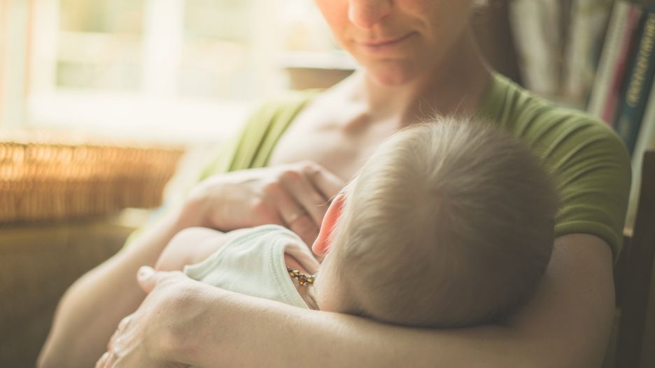 WHO zaleca karmienie wyłącznie mlekiem własnym przez pierwsze 6 miesięcy życia dziecka