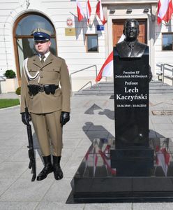 Popiersie Kaczyńskiego zniknęło sprzed budynku Dowództwa Garnizonu Warszawa