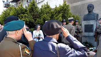 Kombatanci przed pomnikiem Władysława Sikorskiego w Warszawie