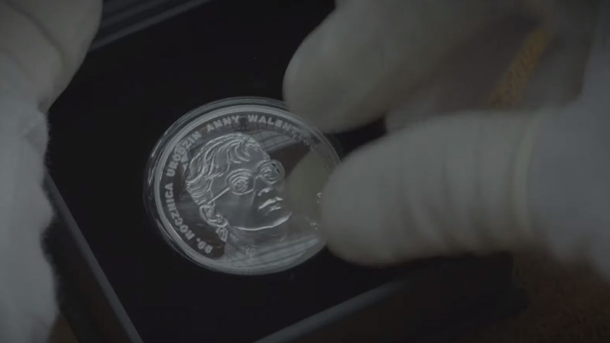 Okolicznościowa moneta o nominale 10 zł z okazji 90. rocznicy urodzin Anny Walentynowicz