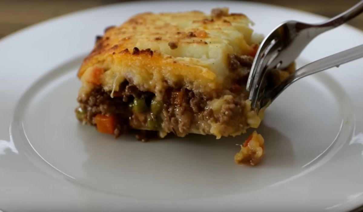 Zapiekanka pasterska - Pyszności; Foto kadr z materiału na kanale YouTube The Cooking Foodie