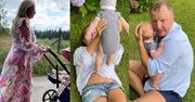 Joanna Kurska spaceruje z córeczką i kusi zgrabnymi nogami. Patrzymy na wózek – to model z najwyższej półki