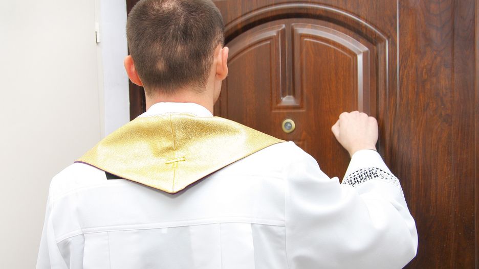 Księża zazwyczaj mają tylko kilka minut na rozmowę