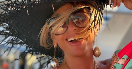 46-letnia Dagmara Kaźmierska pręży swoje wdzięki w zjawiskowym bikini. Róż, panterka, złoto — jest moc!