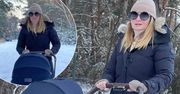 Joanna Kurska na zimowym spacerze z dziećmi. Anna Klara ma zaledwie kilka miesięcy, a już doczekała się pierwszych nart