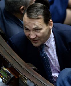 Radosław Sikorski narzeka na opóźnione zaproszenie od Antoniego Macierewicza