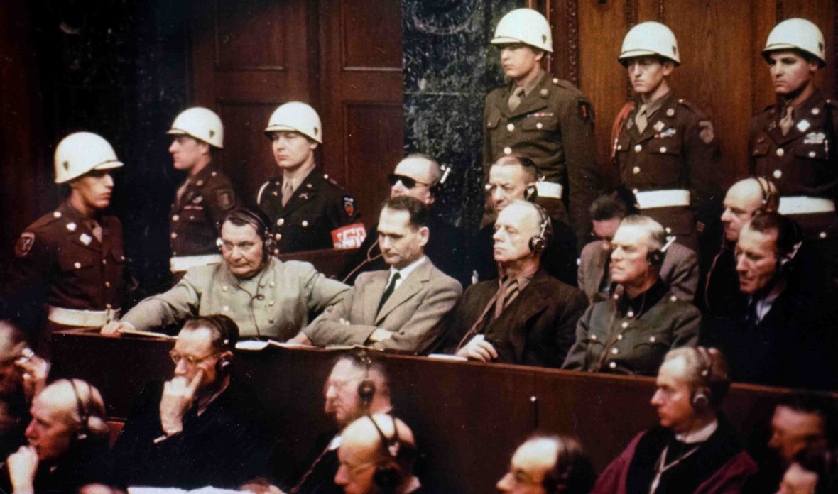 NIemieccy naziści na ławie oskarżonych w Norymberdze. Pierwszy rząd od lewej: Hermann Goering, Rudolf Hess, Joachim Ribbentrop, Wilhelm Keitel, Ernst Kaltenbrunner. Z tyłu od lewej: Karl Doenitz, Erich Raeder, Baldur von Schirach i Fritz Sauckel. 