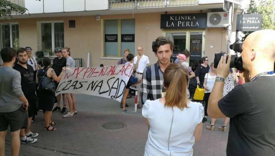 Dawid Winiarski po wyjściu z komendy 