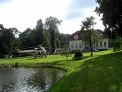 wojskowy śmigłowiec przed dworkiem w Chobielinie 