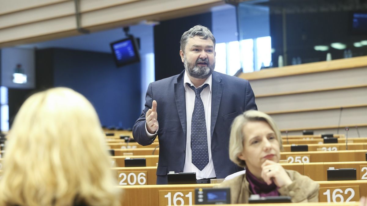 Karol Karski ma niemal 7 mln zł oszczędności więcej niż na początku kadencji. - Mam majątek wspólny z żoną, ja zarabiam, ona zarabia - tłumaczy.