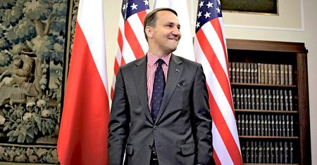 Czy Sikorski w książce powiedział zbyt wiele? "Napisał to 10 lat za wcześnie"