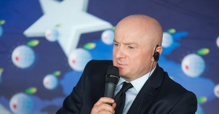 Polityk PiS przekazał nagrody Caritas. Postanowił zyskać tam, gdzie inni tracą