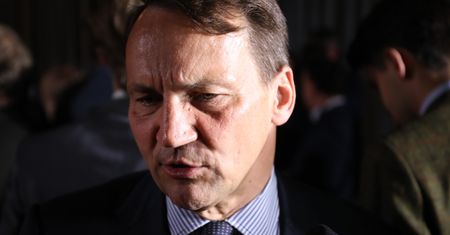 "Nacjonalistka i komuch". Radosław Sikorski ostro o Krystynie Pawłowicz i Stanisławie Piotrowiczu. Skomentował też sprawę Mariana Banasia