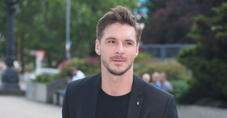 Mikołaj Roznerski zagra w "Ojcu Mateuszu". "Dziadek zawsze chciał mieć w rodzinie księdza"