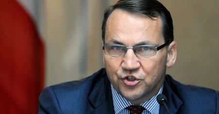 Radosław Sikorski nie odpuszcza. Do Karczewskiego: "tchórz i lizus"