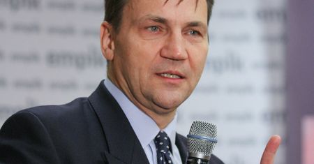 Prymitywny wpis Radosława Sikorskiego o Szydło. "Wredny babsztyl śmie grozić aferami"