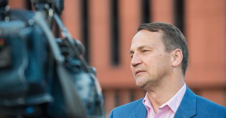 KE poszła na rękę PiS. Radosław Sikorski zachęca rząd do "otrąbienia sukcesu"