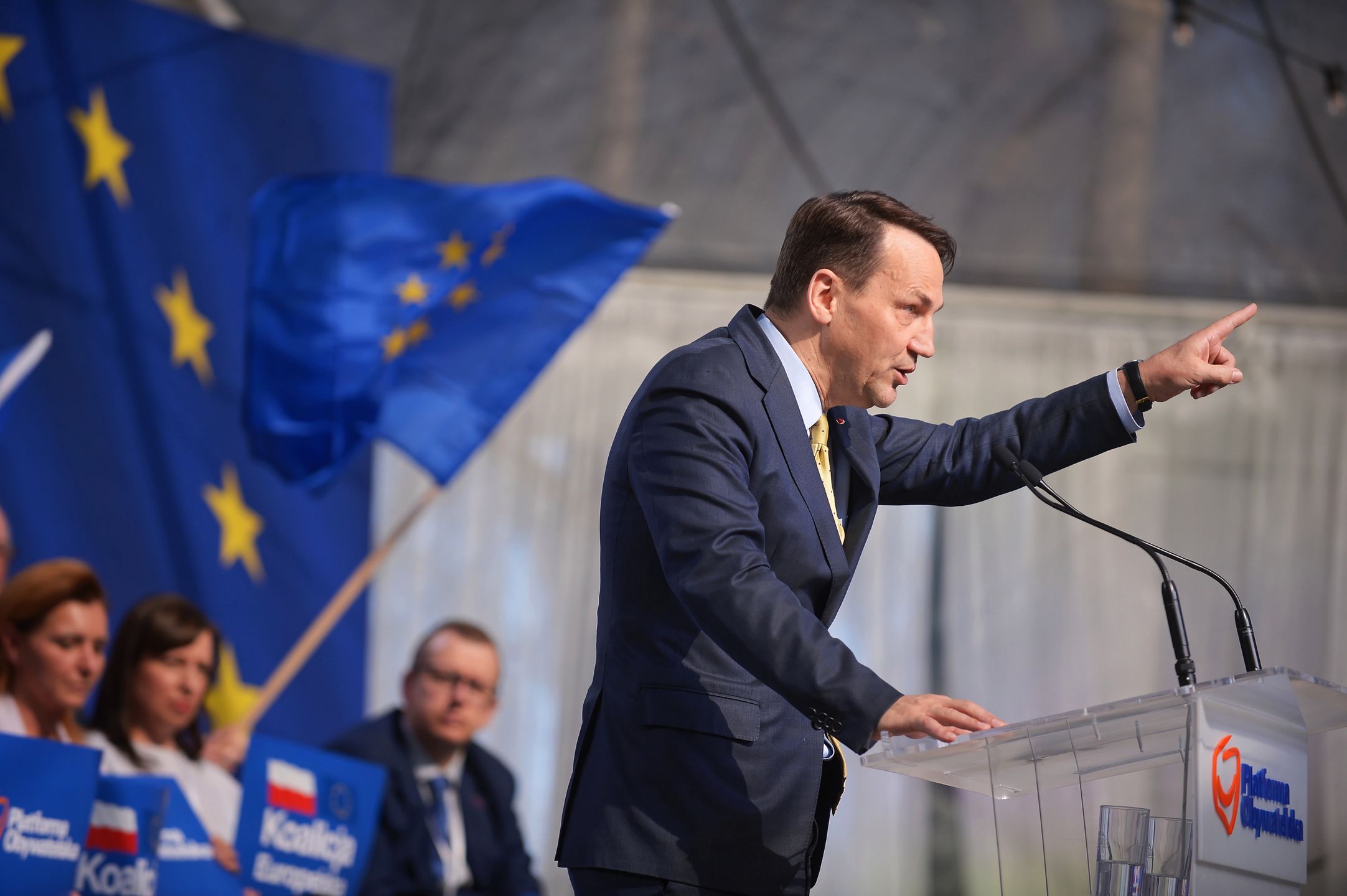 Radosław Sikorski uważa, że prezes PiS powinien zareagować na to, co się dzieje w jego partii