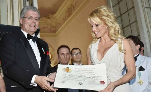 Pamela Anderson została... hrabiną. Tytuł wręczył jej fałszywy książę. Właśnie został zatrzymany