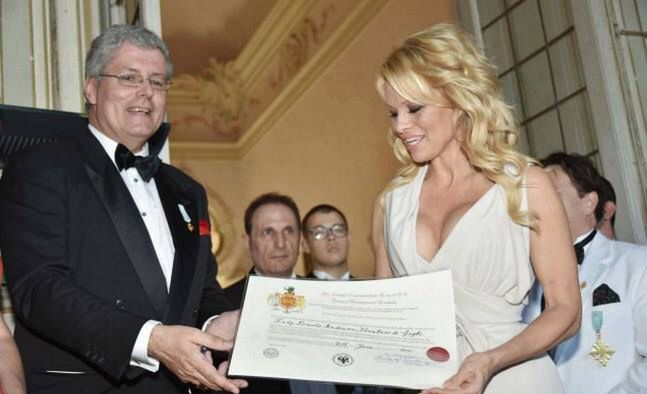 Pamela Anderson została... hrabiną. Tytuł wręczył jej fałszywy książę. Właśnie został zatrzymany