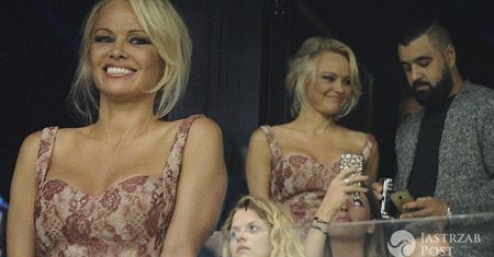 Pamela Anderson jak za starych dobrych czasów! Piersi na pierwszym planie. Zmienił się tylko partner