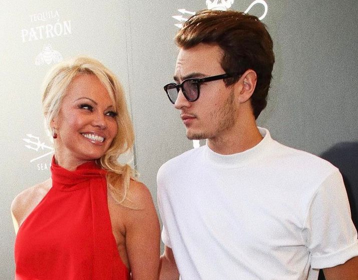 Brandon i Dylan przynajmniej w jednym są podobni do sławnej mamy. Pamela Anderson promuje synów