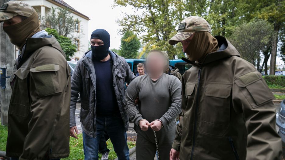 Kraków. Podejrzany Robert J. doprowadzany do prokuratury