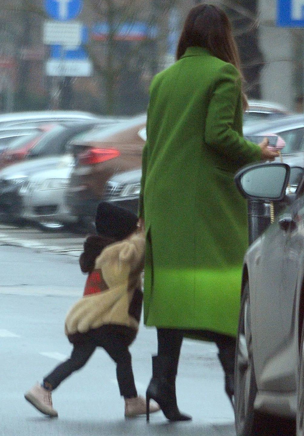 Anna Lewandowska w zielonym płaszczu