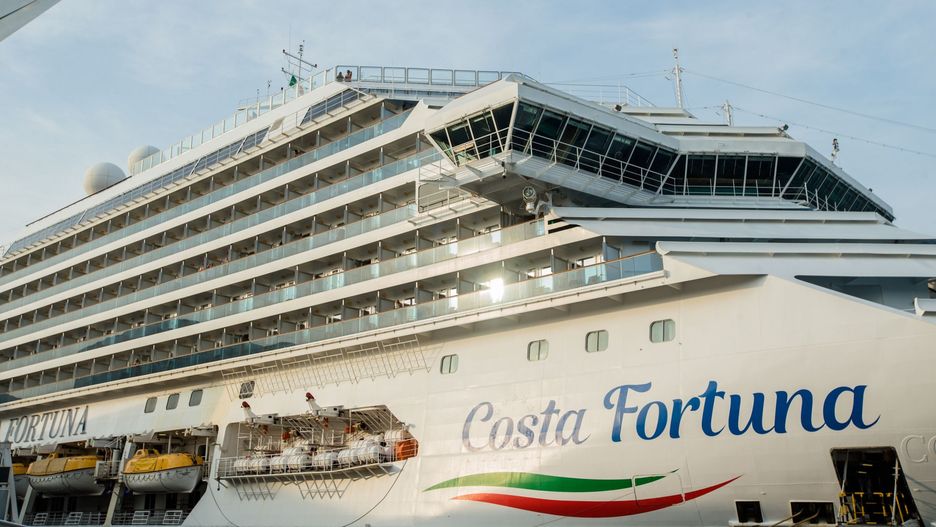 Pasażerowie Costa Fortuna wychodzą na ląd w Singapurze. Wcześniej statek nie mógł wpłynąć do Malezji i Tajlandii