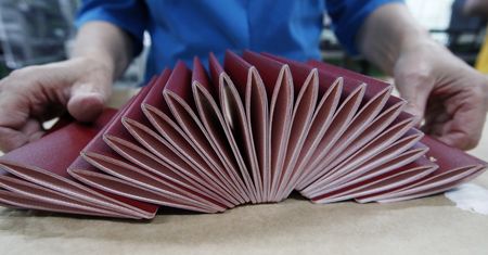 Paszport nieprzypadkowo ma różne kolory. Sprawdź, co oznaczają