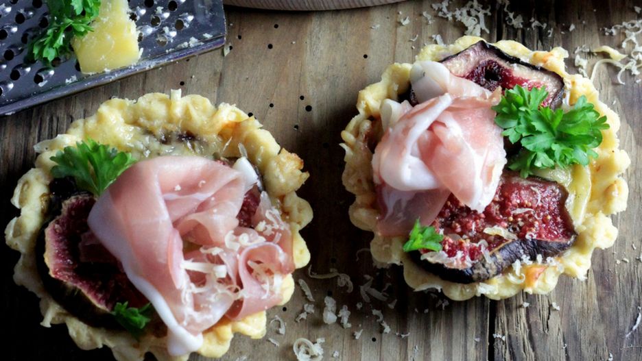 Mini tarty z szynką parmeńską, serem i figami