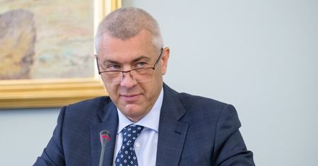 Roman Giertych kpi z nowego 500+. "Uściskom nie było końca"