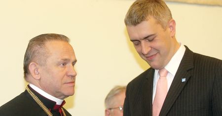 Roman Giertych chce zabrać ks. Jankowskiemu medale. "W tym ten, który mu dałem"