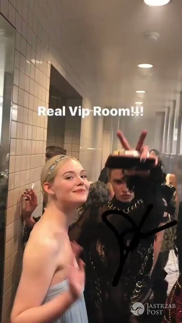 Elle Fanning poprawia suknię MET2017