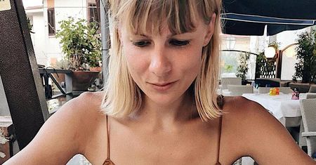 Marta Wierzbicka na włoskich wakacjach. Jest głęboki dekolt, ale my patrzymy niżej. Jej wzrok mówi wszystko