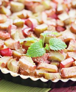 Tarta bez pieczenia z rabarbarem