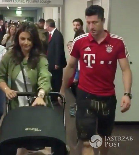 Anna Lewandowska z córką Klarą na meczu Roberta Lewandowskiego