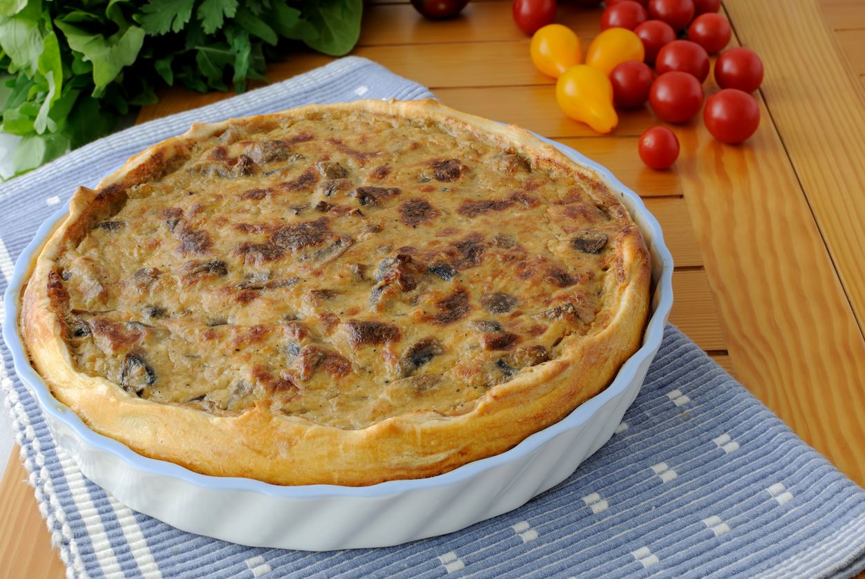 Domowa tarta z grzybami to świetny pomysł na kolację. 