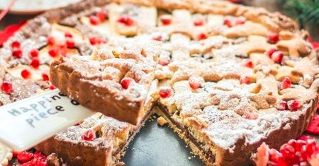 Tarta czekoladowo-orzechowa z granatem