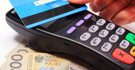Z plastikiem na urlop. Nowa oferta banków